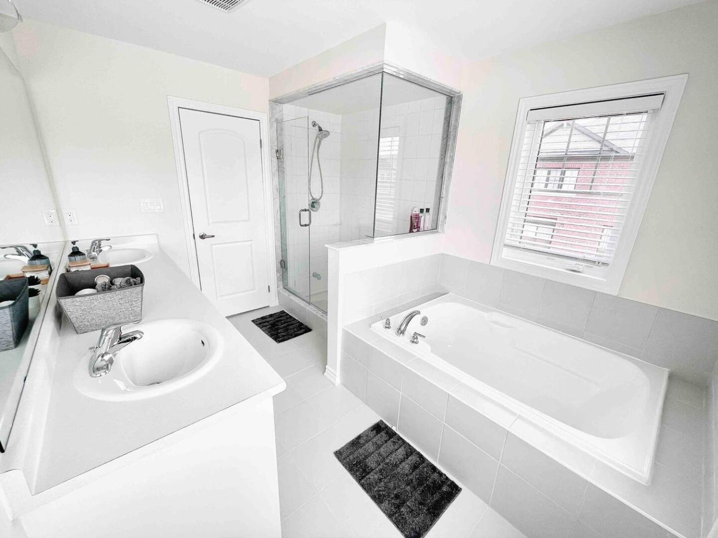 Large 5 Bedroom Newly Built Home Sleeps 12 Persons Thorold Экстерьер фото
