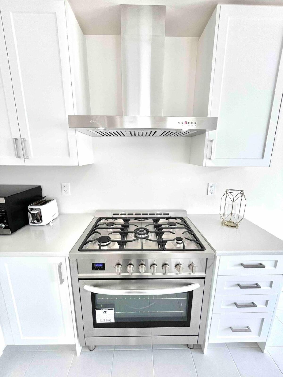 Large 5 Bedroom Newly Built Home Sleeps 12 Persons Thorold Экстерьер фото
